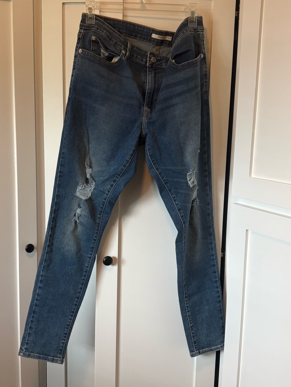 Levi’s 711 High Rise Skinny Jeans - DISTRESSED - Size 33